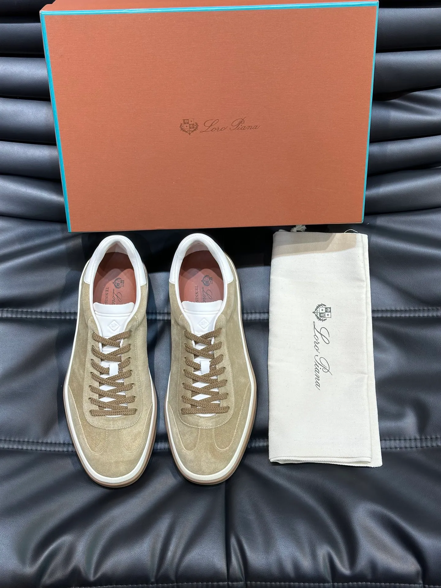 p420 Men's Shoes New 🆕Lp Old Money Style Men's Low-top Casual Tennis Shoes Loro Piana's high-end series has launched sports shoe styles made of soft cowhide. The breathable properties and flexible texture of natural materials make the sneakers both functional and comfortable. The high-quality metal-free tanning and tumble process highlights the natural texture of the leather, while the camel-colored sole and white rubber trim create a double-layer sole effect, making it an everyday shoe that can easily create a lazy and casual style! Size: 39-44 (45, 46 customized